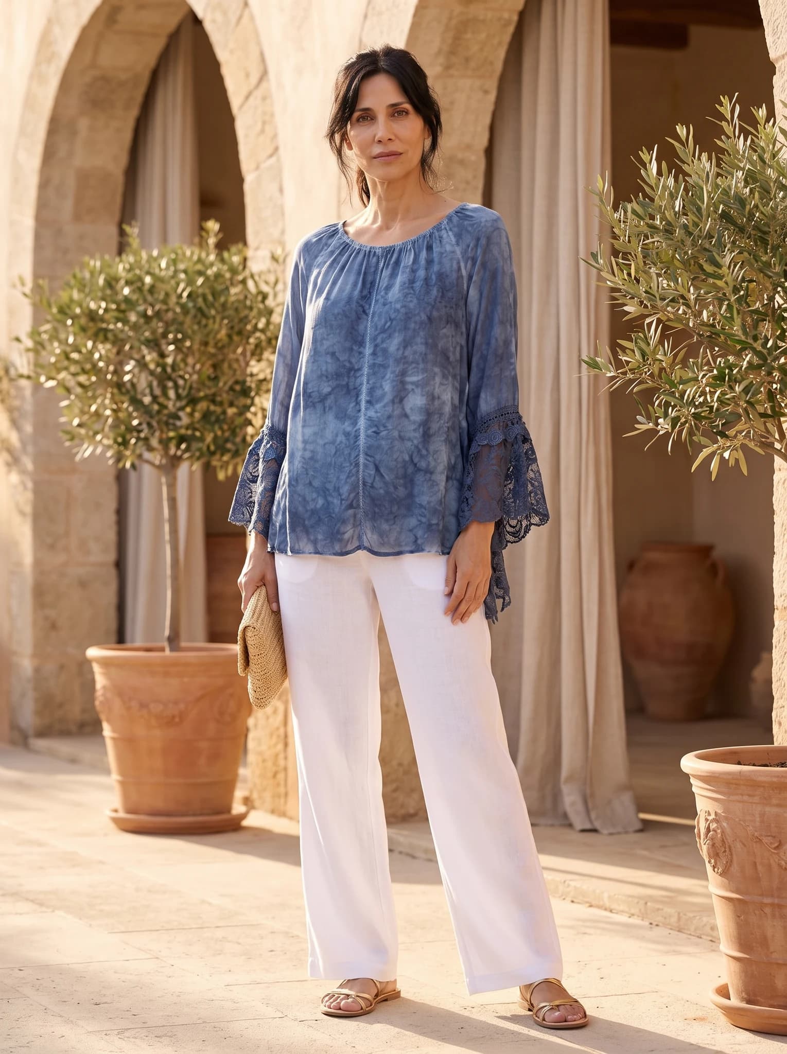 Blusa De Gasa Con Gipiur Bordado Y Lentejuelas presentado en modelo (visualización digital)