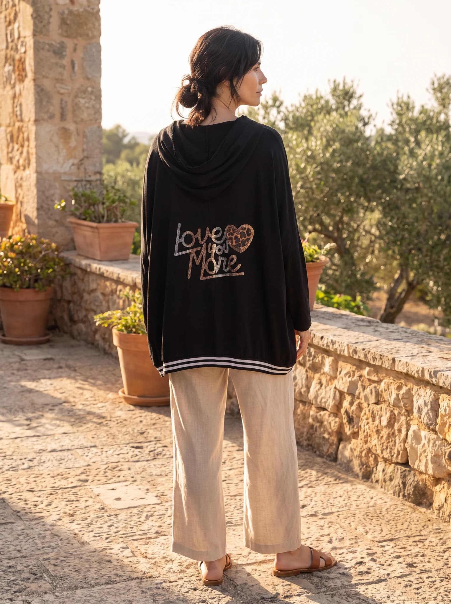 Buzo Oversize Con Capucha Y Espalda Estampada presentado en modelo (visualización digital)