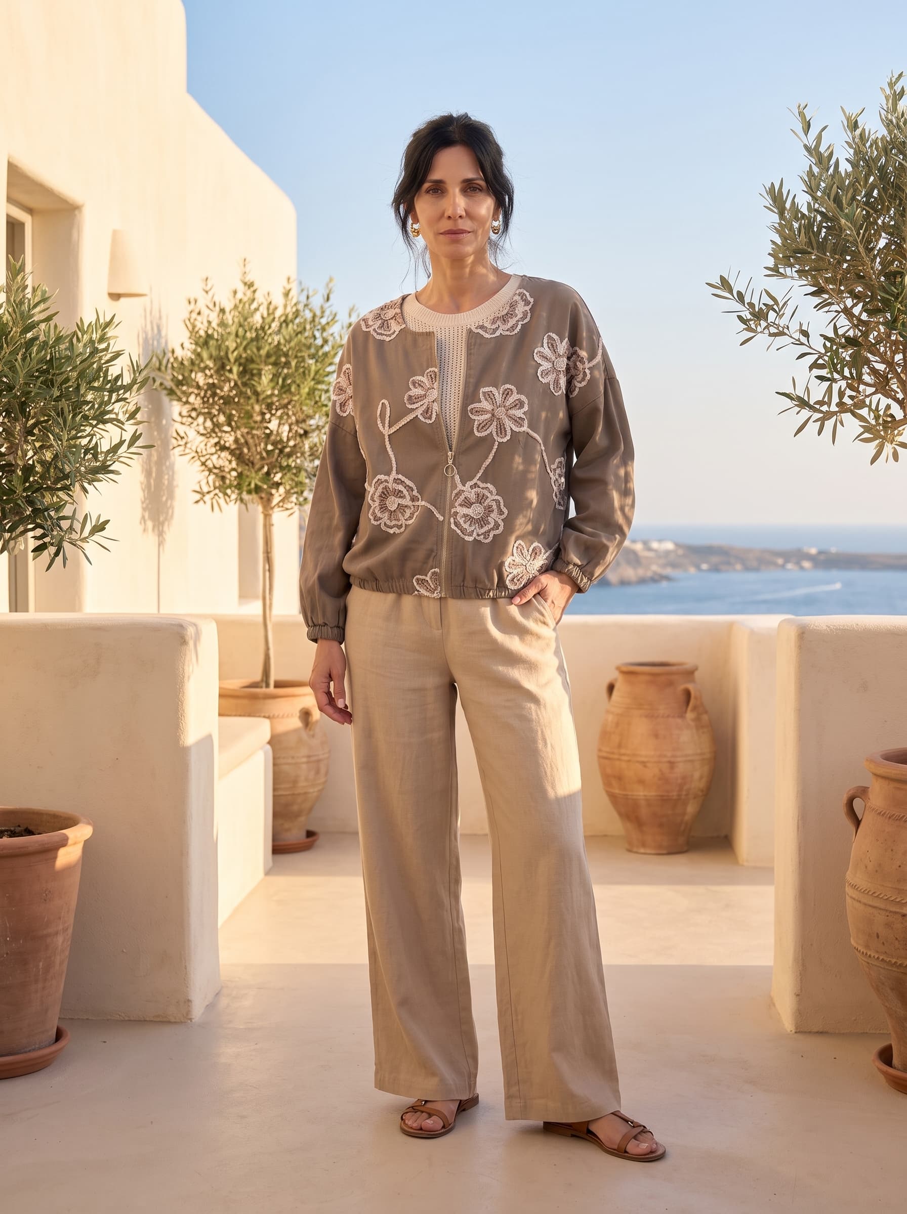 Campera Escote Redondo Italiana Con Boraddo De Cintas presentado en modelo (visualización digital)